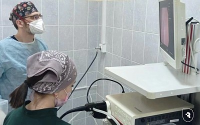 Саратовские врачи спасли ребенка, удалив опухоль кишечника без единого разреза