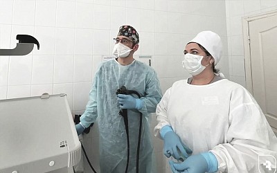 Врачи Саратовского медуниверситета удалили камень из желчного протока у ребенка без единого разреза